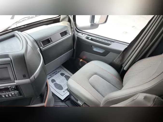 2022 VOLVO VNL760