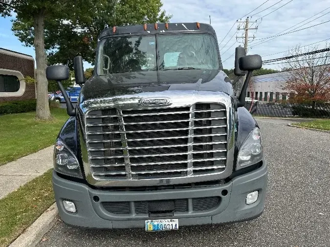 2018 Freightliner X12564ST