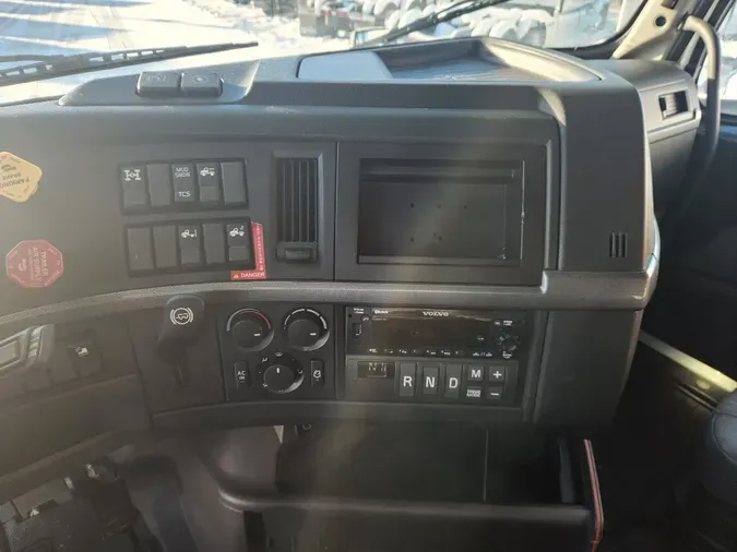 2022 VOLVO VNL64T760