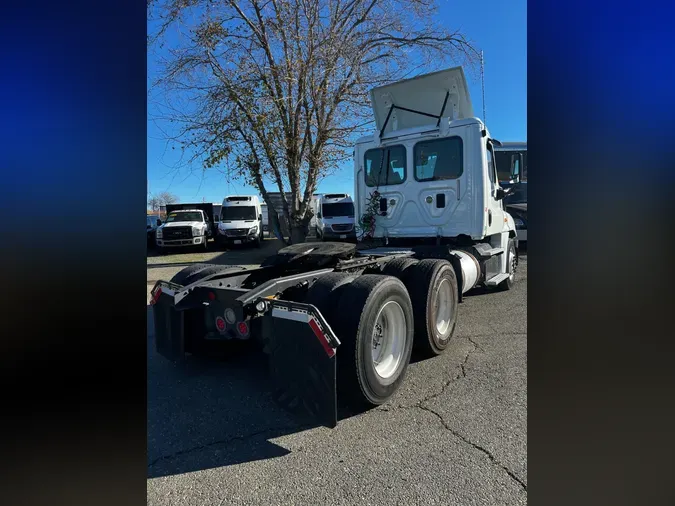 2015 FREIGHTLINER/MERCEDES CASCADIA 125