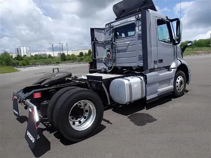 2025 VOLVO VNR42T300
