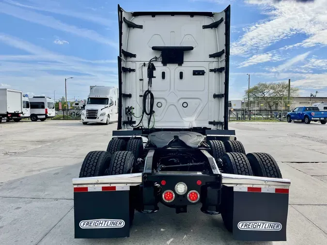 2020 Freightliner Cascadia 126