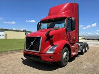 2020 VOLVO VNR64T300