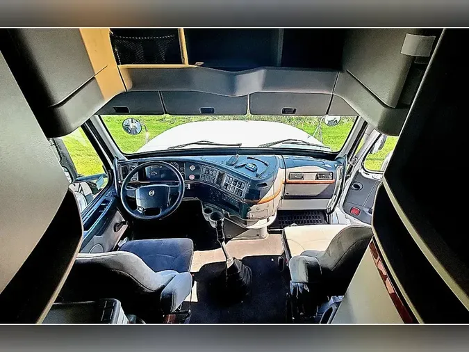 2006 VOLVO VNL64T670