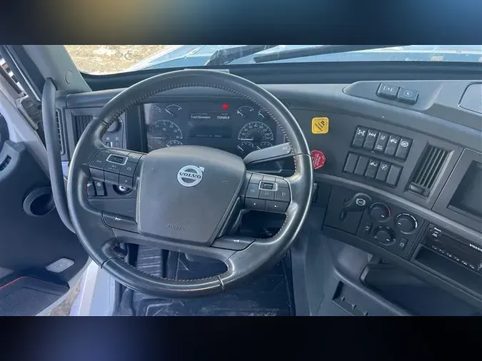 2021 VOLVO VNL760