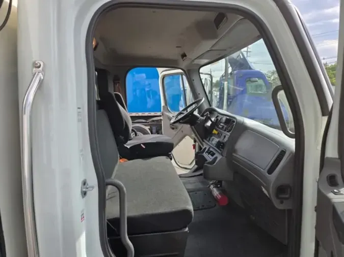 2019 FREIGHTLINER/MERCEDES M2 106
