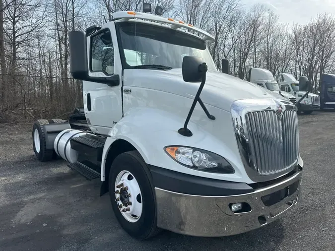 2019 NAVISTAR INTERNATIONAL RH613 DAYCAB S/A