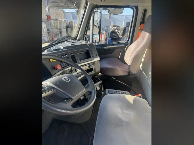 2019 VOLVO VNL64T-3000693e9b547a64f36e7ad900b91cf29bd