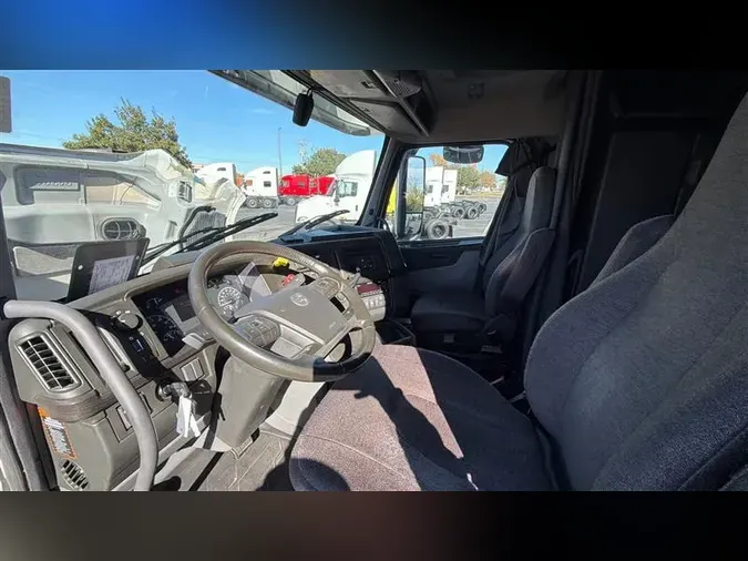 2022 VOLVO VNL64T860