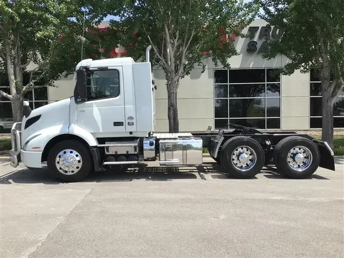 2022 VOLVO VNR64T300