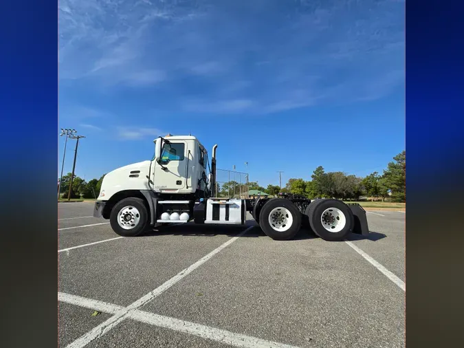 2016 MACK CXU613