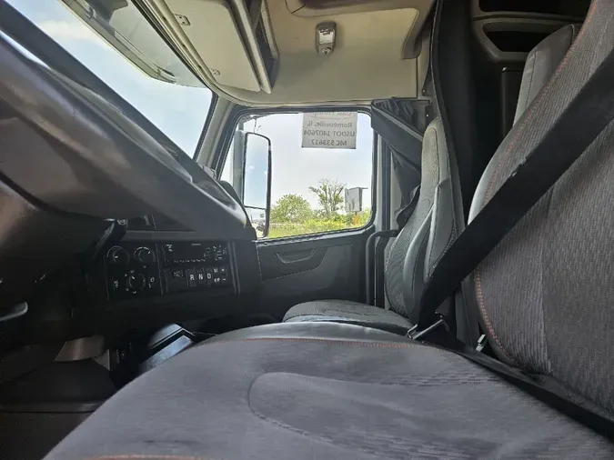 2020 VOLVO VNL64T760
