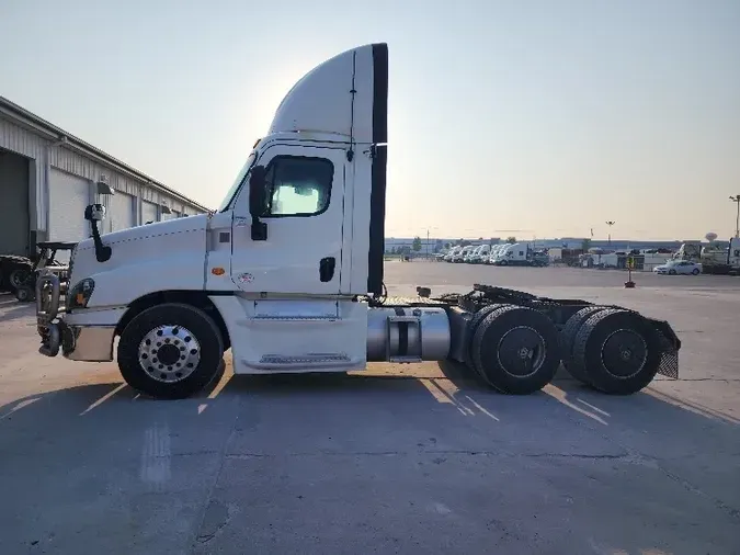 2018 Freightliner X12564ST