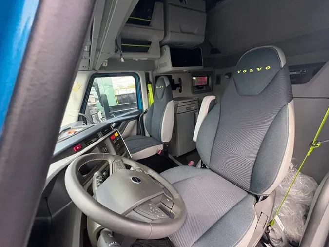 2025 VOLVO TRUCK VNL64TV04