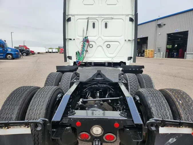2020 FREIGHTLINER Cascadia 126