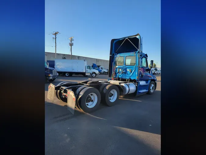 2017 FREIGHTLINER/MERCEDES CASCADIA 125