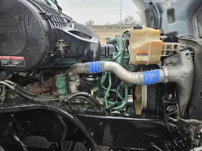 2022 VOLVO VNL64T760