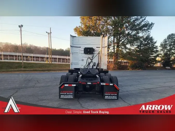 2021 VOLVO VNL740