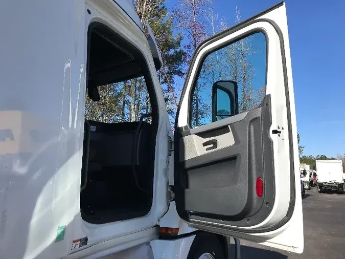 2019 Freightliner T12664ST