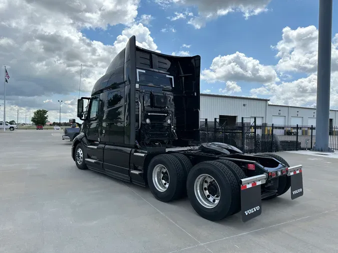 2025 VOLVO VNL64T740