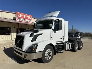 2017 VOLVO VNL64T300