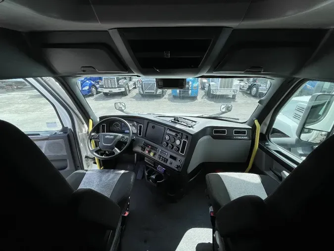 2021 FREIGHTLINER CASCADIA CA126