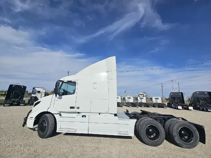 2023 VOLVO VNR64T640