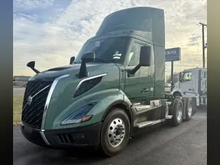 2025 VOLVO TRUCK VNL64TV04