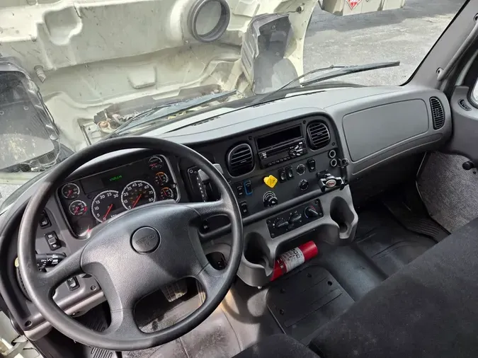 2018 FREIGHTLINER M2 106