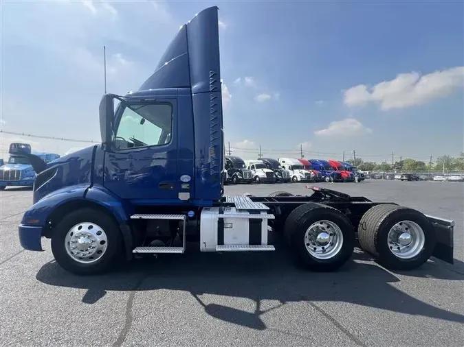 2020 VOLVO VNR300