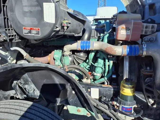 2019 VOLVO VNL64T-300