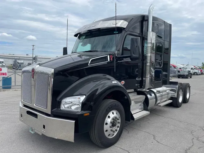 2025 Kenworth T880