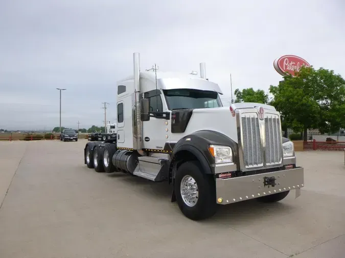2021 Kenworth W990