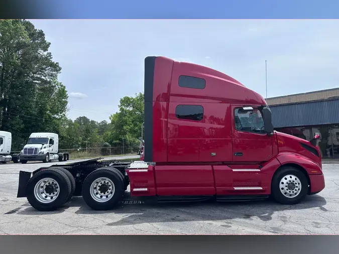 2021 VOLVO VNL64T760