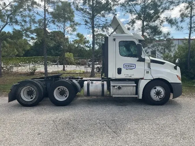 2018 Freightliner T12664ST