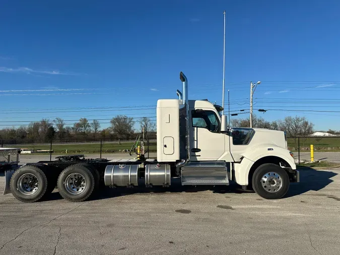 2025 Kenworth W990