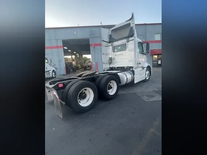 2018 VOLVO VNL64T-300