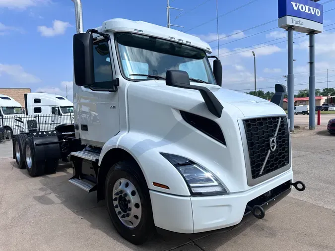 2025 VOLVO VNR64T300