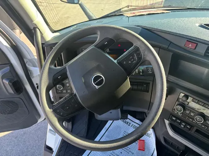 2025 VOLVO VNL64T860