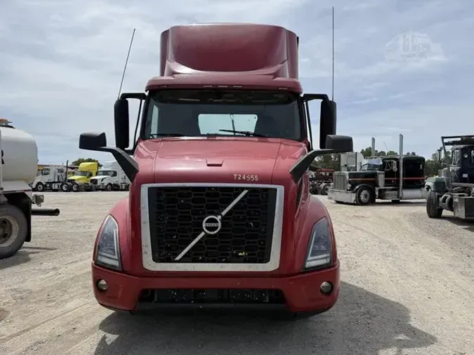 2021 VOLVO VNR64T300