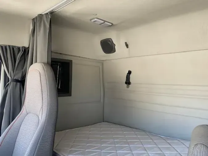 2023 Volvo VNR64T400