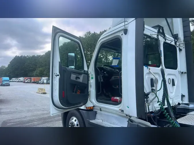 2020 Freightliner Cascadia 126