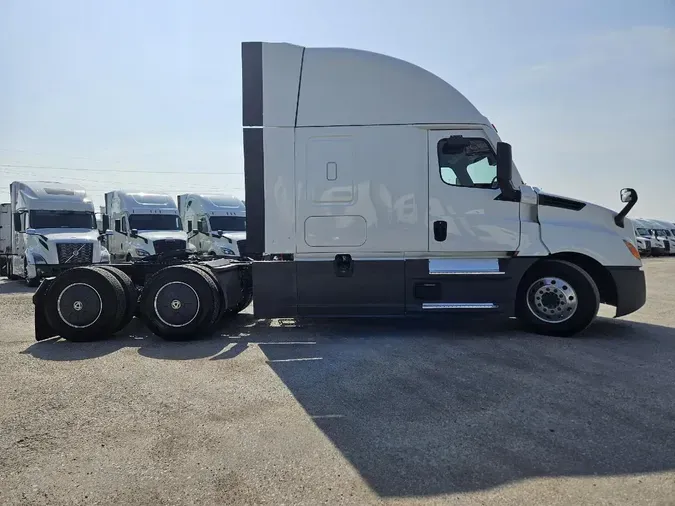 2021 FREIGHTLINER Cascadia 126