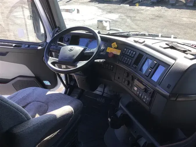 2021 VOLVO VNL740