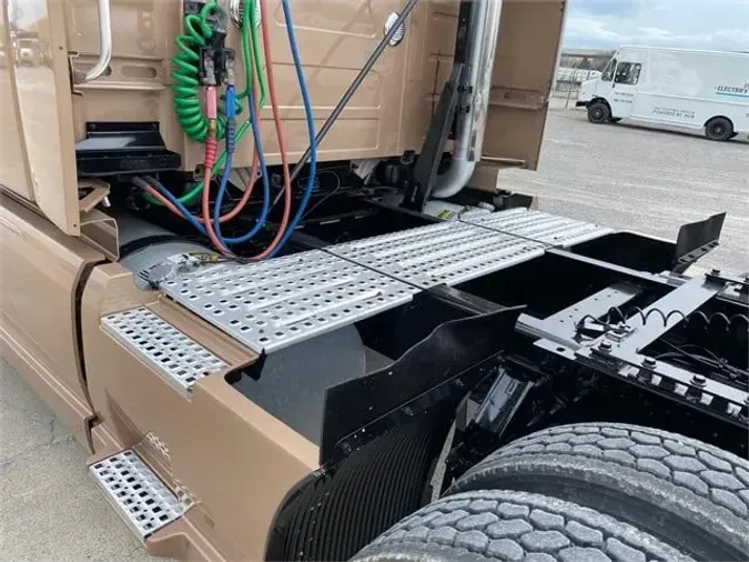 2019 VOLVO VNL64T760