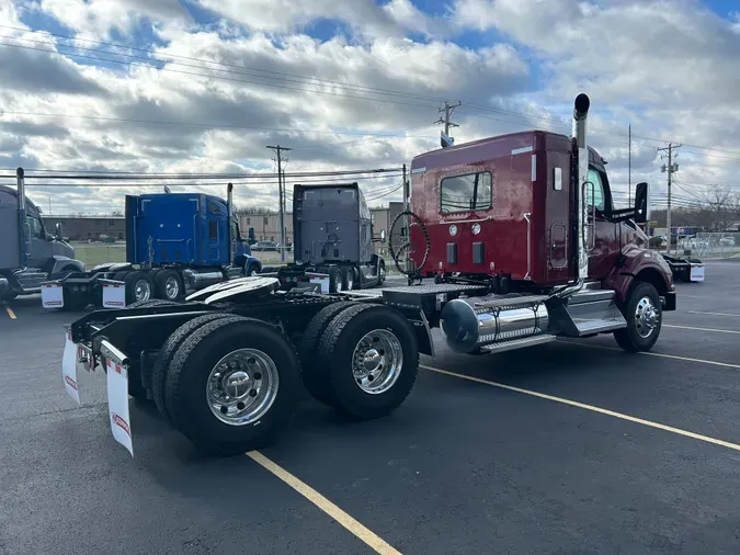 2025 Kenworth T880