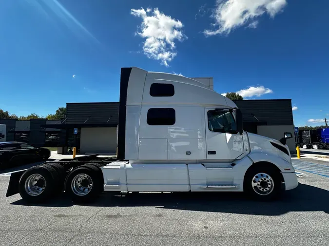 2022 Volvo VNL64T860