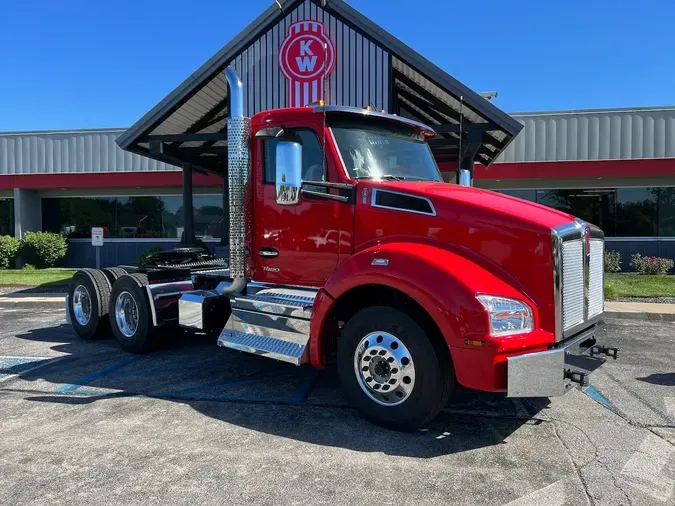 2025 Kenworth T880