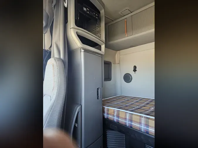 2022 VOLVO VNL64T740