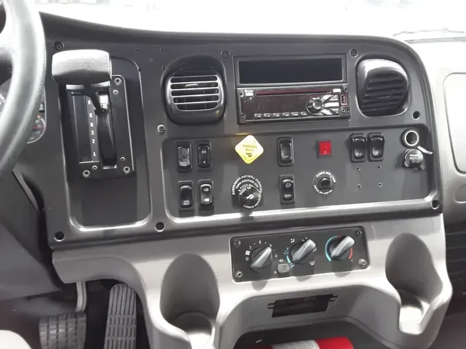 2018 FREIGHTLINER M2 106